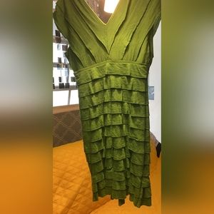 Traje verde, queda a tu medida.